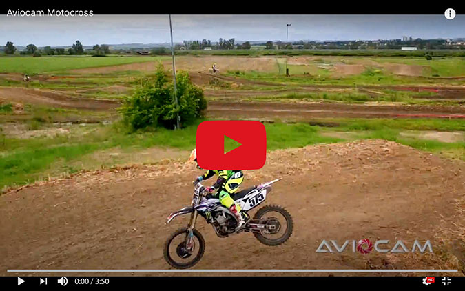 video realizzato con un drone in un evento di motocross